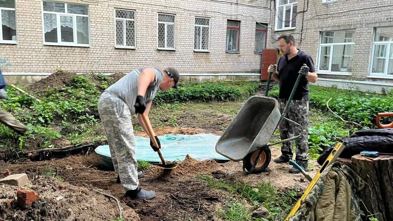 В рамках субботников Зелёная Россия, мы благоустраиваем один из участков территории под китайский сад..